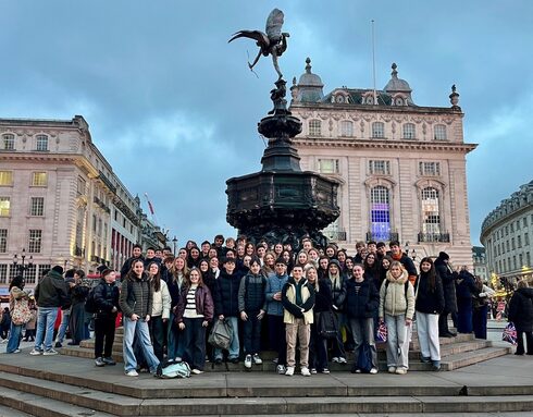Photo de groupe devant Piccadily Circus.jpeg