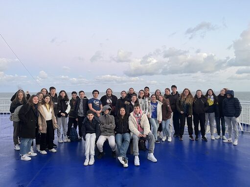 Photo de groupe sur le pont du ferry.JPG